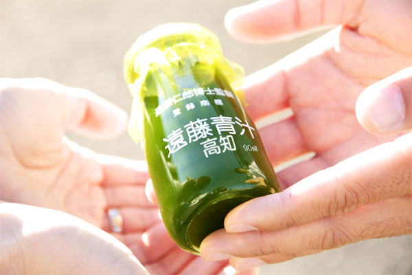 手渡しで届ける遠藤青汁