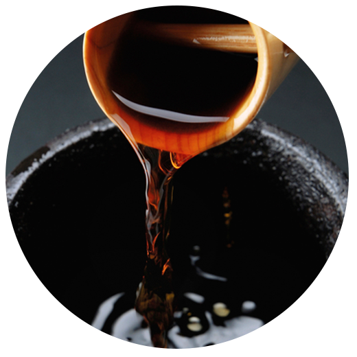 米黒酢を注ぐ様子のイメージ